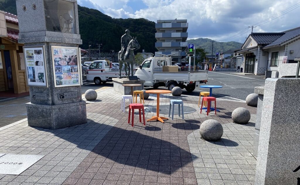 【椅子・机設置】新見駅前　写真提供：新見駅周辺みらいプロジェクト