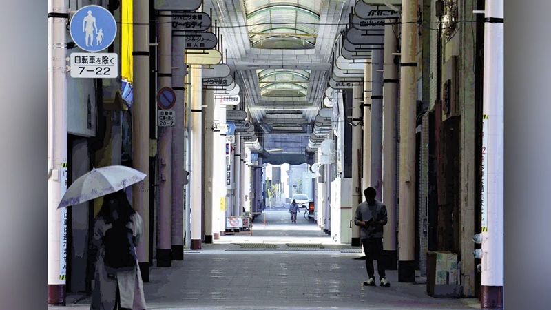 人通りの少ない中心部の商店街の写真（いずれも丸亀市で）、読売新聞